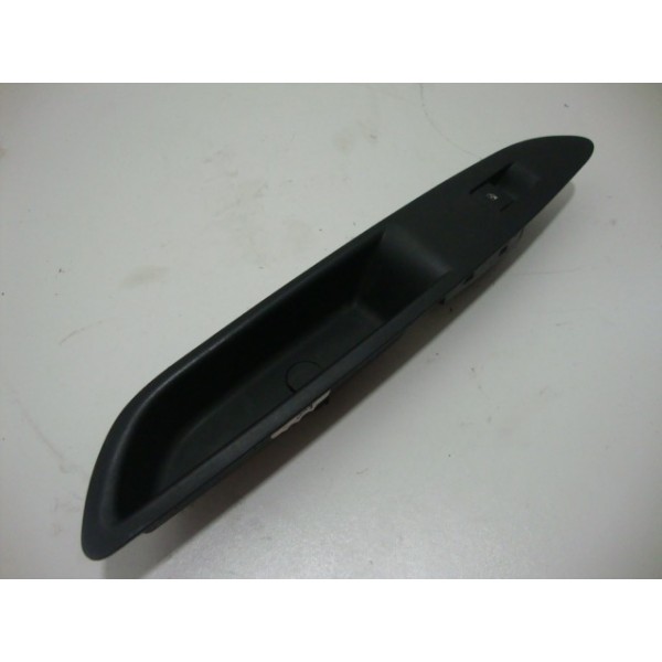 Comando Vidro Eletrico Traseiro Direito  Tracker 2015-usado